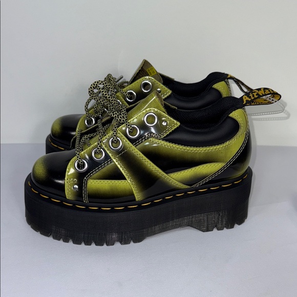 Martens 5-EYE MAX DISTRESSED LEATHER PLATFORM